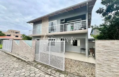 Casa semimobiliada para locação, a 150 metros do mar, 2 quartos, 1 vaga de garagem, condomínio vila donivete, bairro centro, navegantes-sc