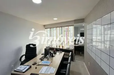 Sala Comercial mobiliada à venda com 108m², quatro vagas de garagem, Bairro Centro, Edificio Seixas - Business Tower, Itajaí-SC.