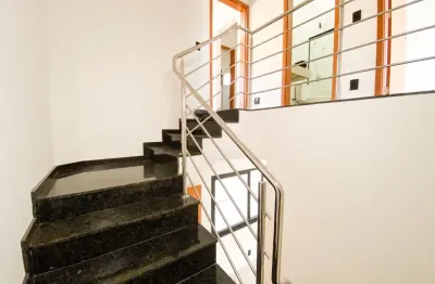 Sobrado novo no coqueiral: sua oportunidade de morar com estilo e conforto!