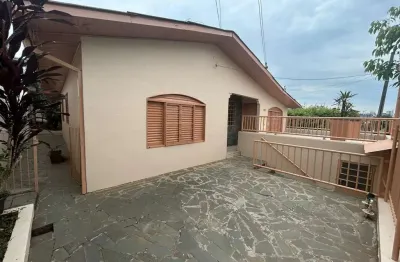 Casa com 3 quartos para alugar na rua montevidéo - e, 1012, presidente médici, chapecó por r$ 3.890