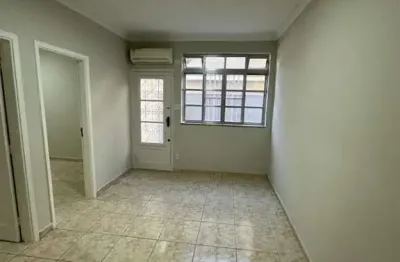 Oportunidade! apto térreo reformado, 2 quartos, excelente localização  macuco/santos  r$ 275,6 mil