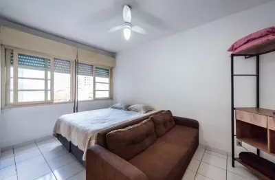 Locação apto kitnet mobiliado em predio frente mar, no embaré em santos -sp