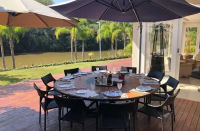 Imagine acordar ao som suave dos pássaros e contemplar o espelho dágua bem à sua frente: esta casa em condomínio na vila velha, em santana de parnaíba,