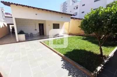 Casa com 5 quartos à venda no Santa Mônica, Uberlândia 