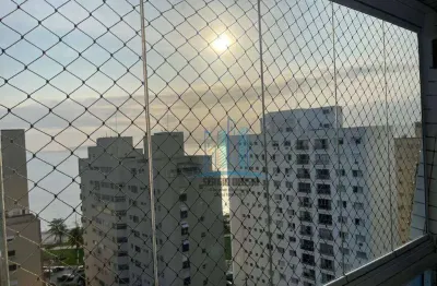 Vende-se apartamento com varanda gourmet (churrasqueira a carvão), andar alto, vista livre e para o mar.