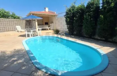 Uma casa excelente de 234 m2 para viver momentos agradáveis com a família e amigos, num espaçoso terreno de 633 m2 com piscina, área gourmet e pomar.