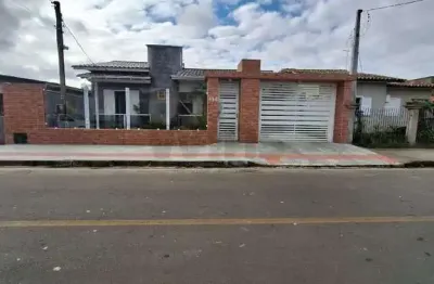 Casa multifamiliar independente, com piscina e área gourmet