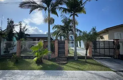 Casa com piscina há poucos minutos do centro de criciúma!