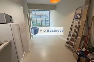 Copacabana. apartamento totalmente reformado em prédio aceita airbnb, portaria 24hs, composto por quarto com banheiro e sala conjugada com cozinha. dois aparelhos de ar condicionado split 12.000 btus,