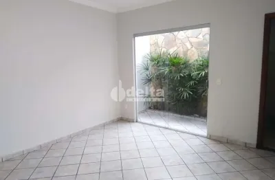 Casa para venda em uberlândia, santa mônica, 3 dormitórios, 1 suíte, 3 banheiros, 2 vagas