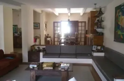 Jardim normandia, excelente casa em dois pavimentos, com 305 m2