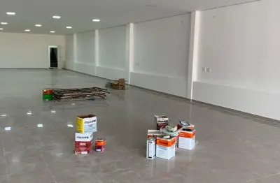Alugo salão av fernando correa - frente trescinco- 402 m² - reformado
