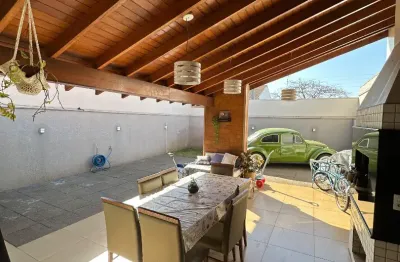 Localizado no final de rua, esse lindo sobrado oferece conforto, segurança e praticidade para quem busca um lar em uma das melhores regiões para morar.