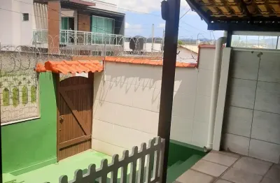 Bela casa com 2 quartos, área de lazer e garagem em manilha itaboraí - rj