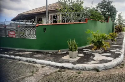 Bela casa com 2 quartos, área de lazer e garagem em manilha itaboraí - rj