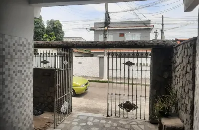 Ótima casa com garagem, 2q. sala, cozinha, wc e varanda no melhor ponto do colubande  sg
