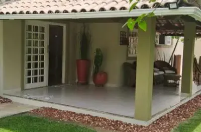 Casa com 4 quartos à venda na rua francisco das mercês, buraquinho, lauro de freitas por r$ 1.320.000