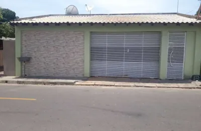 Casa ampla com ótima localização,02 quartos/suíte, garagem 02 veículos