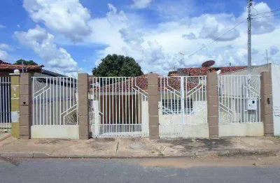 Casa 4 quartos sendo 1 suite com excelente localizacao no bairro verdao