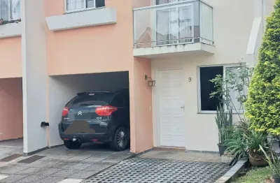 Lindo sobrado em condominio fechado, perfeito para quem busca segurança e conforto.