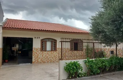 Linda casa no bairro uberaba em curitiba,  agende uma visita e venha se encantar com este imóvel.