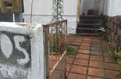 Casa alvenaria  mista antiga escriturada,tem 69 m2 com 2 quartos , cozinha, sala, amplo pátio e garagem , escriturada.