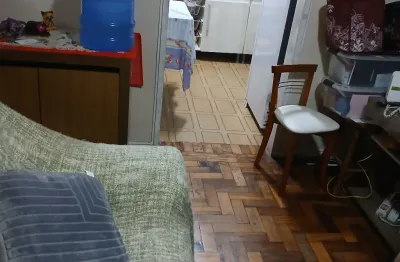 Apartamento com 02 dormitórios e vaga coberta no jd sabará/ poa.