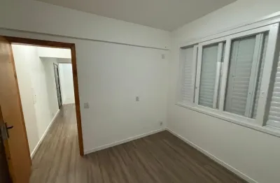 Apartamento 01 dormitórios reformado, em andar alto na riachuelo, escriturado, iluminado e aceita financiamento bancário!