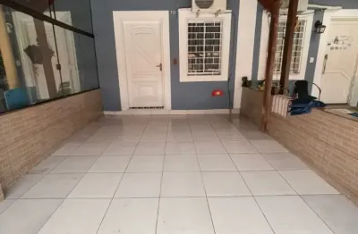 Sobrado em condomínio fechado com 02 dormitórios, churrasqueira, na Juca Batista.