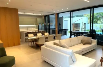 Casa térrea à  venda localizada no condomínio mosaico essence, mogi das cruzes. com 4 suítes, salas, área gourmet com piscina e churrasqueira, garagem