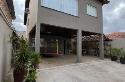 Imperdível oportunidade de adquirir casa de alto padrão na vila suissa, mogi das cruzes-sp: 3 quartos, 2 suítes, 3 salas, 4 banheiros, 4 vagas de garagem e 180,00 m² de área.
