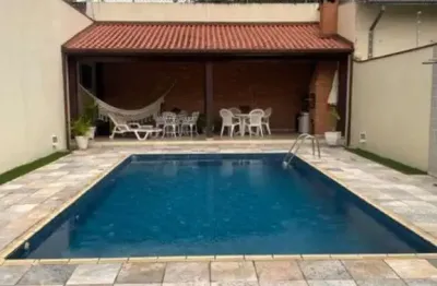 Sobrado à venda muito bem localizado em área comercial da vila oliveira em mogi das cruzes, são 3 suítes, salas, cozinha, churrasqueira e piscina. pis