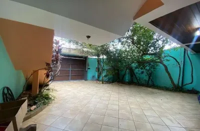 Casa à venda na vila suíssa, mogi das cruzes-sp, com 3 quartos, 1 suíte, 2 salas, 4 banheiros, 6 vagas e 242,50m².