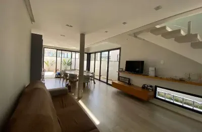 Casa à venda e locação no condomínio bella citta em mogi das cruzes-sp: 4 quartos, 3 suítes, salas e 2 vagas de garagem!