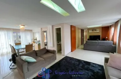 Belíssima casa de condomínio com 3 suítes, piscina com hidromassagem.