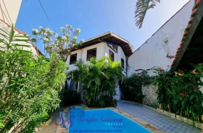 Excelente casa com 2 suítes, piscina privativa, deck com churrasqueira.