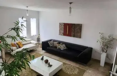 Casa com 3 quartos sendo 1 suíte mobiliada (porteira fechada)