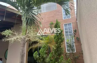 Casa com piscina e área gourmet na região da av. fraga maia