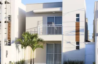 Casa com 3 quartos sendo 1 suíte com closet e área gourmet e energia solar