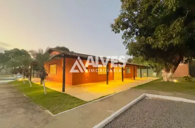 Casa em condomínio de mini-sítios com 3 piscinas e área de lazer completa