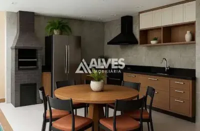 Casa com 3 quartos sendo 1 suíte com closet e piscina em condomínio