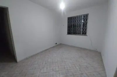 Aluga-se apartamento de 2 quartos, na praça seca, rua pinto teles, em prédio isento de iptu. r$ 650,