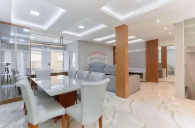 Seu novo lar é a definição do requinte e da beleza em cada detalhe deste sobrado triplex mobiliado no pinheirinho