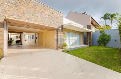 Casa térrea com 200m², 4 quartos, poucos minutos do centro de curitiba