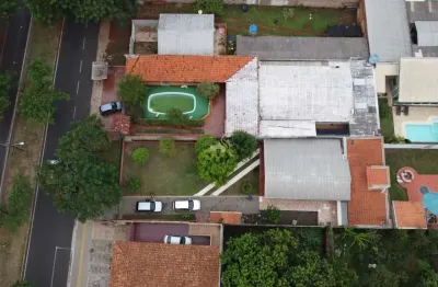 Oportunidade única: casa com edícula, amplo quintal e localização privilegiada!