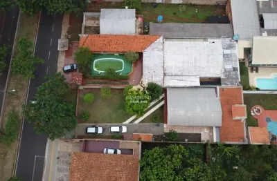 Oportunidade única: casa com edícula, amplo quintal e localização privilegiada!