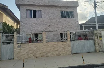 Casa com dois pavimentos, 05 quartos, jardim, garagem. agende sua visita