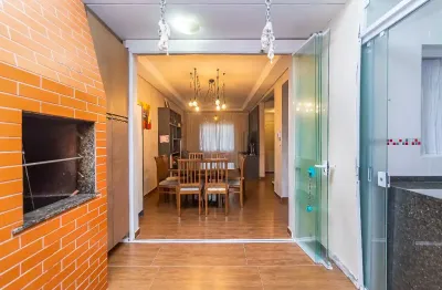 Sobrado  triplex  aconchegante, semi mobiliado,  em condominio no uberaba