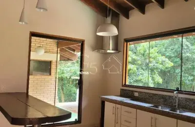 Linda casa em condomínio à venda em localização privilegiada: 3 quartos, 2 suítes, 3 salas, 5 banheiros, 4 vagas - 450m².