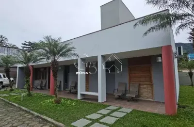 Linda casa à venda em ubatuba sp, fica a 200 metros da praia do lázaro, com 7 quartos (sendo 5 suítes), 2 salas, 5 banheiros, 550m² área construída.